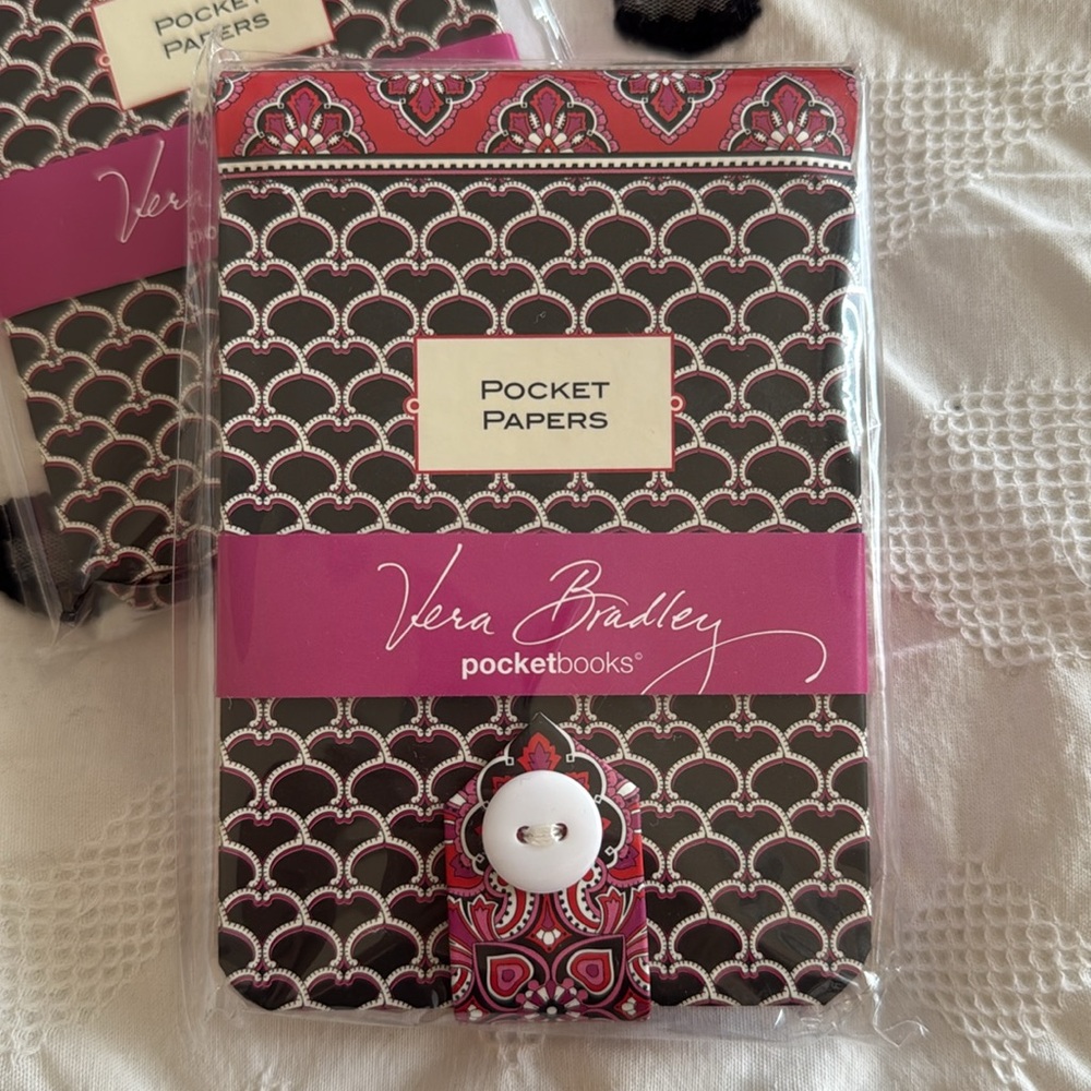 ✨NWT✨Retired Pattern Vera Bradley Pocket Papers Pad in Frankly Scarlet